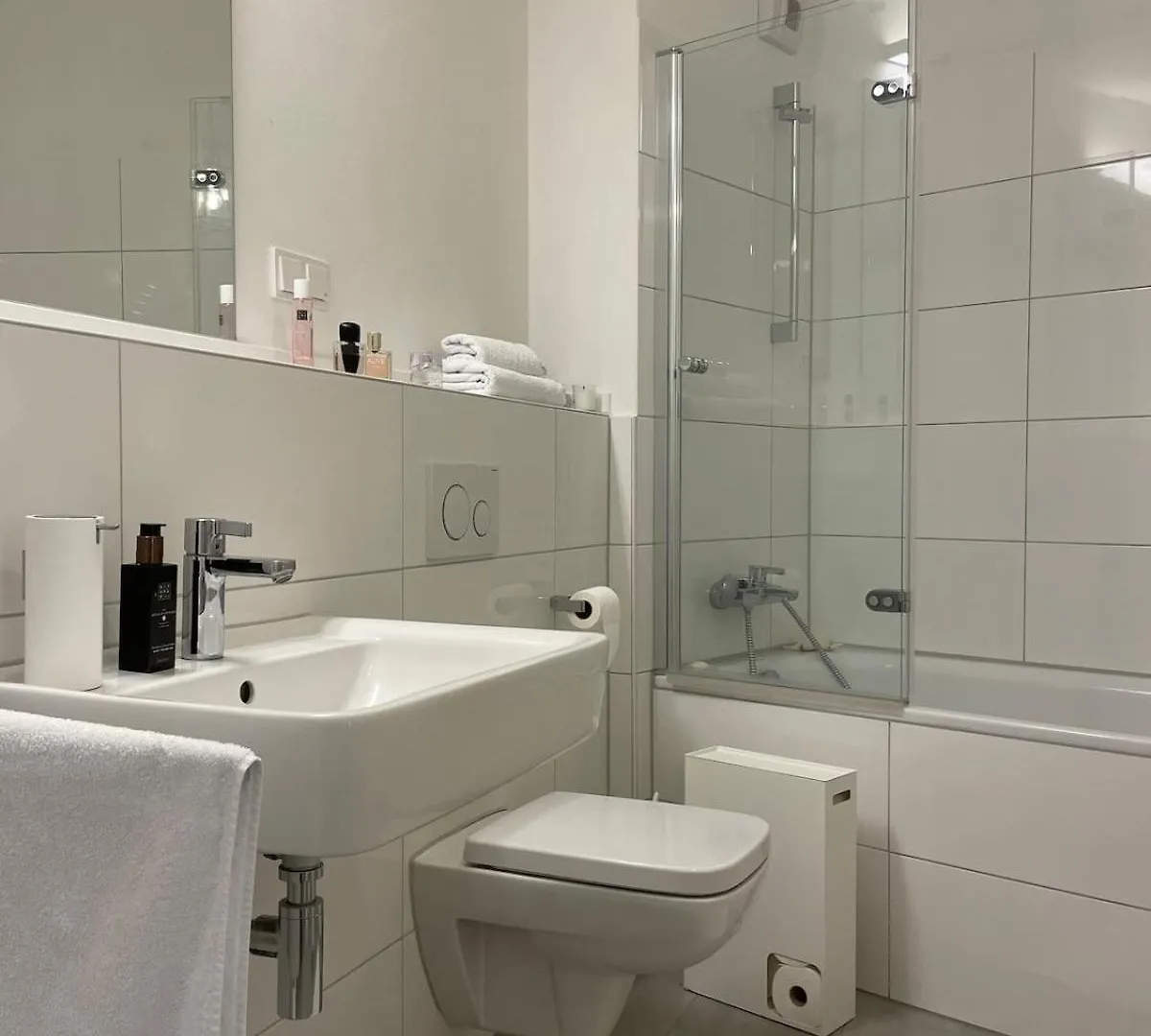 Design Apartment With River View Düsseldorf